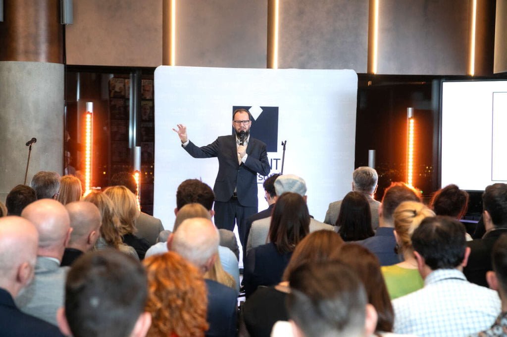 Maciej Nowicki, krytyk winiarski, dziennikarz pisma o winie Ferment i portalu Winicjatywa podczas finału konkursu Diament Meblarstwa 2024 na szczycie Skylinera.