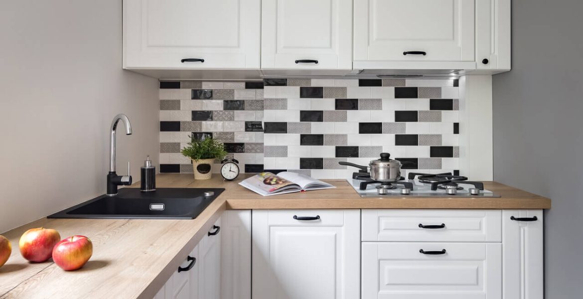 Meble kuchenne w małej białej kuchni