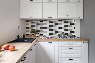 Meble kuchenne w małej białej kuchni