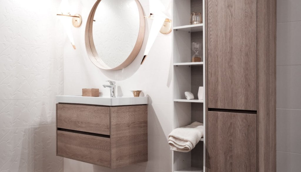 Meble łazienkowe drewniane w małej łazience.