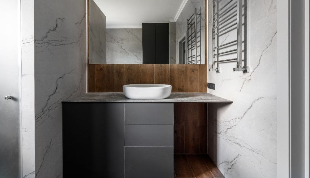Meble łazienkowe grafitowe w małej łazience.