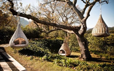 „Nest” (proj. Daniel Pouzet i Fred Frety, prod. Dedon) to luksusowe gniazdo w skali XXL – a gniazdo to wszak synonim poczucia bezpieczeństwa.