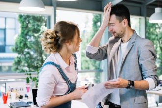 Zmaganie się z opóźnieniami w płatnościach to prawdziwy test przedsiębiorcy. Fot. Freepik.