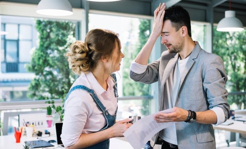 Zmaganie się z opóźnieniami w płatnościach to prawdziwy test przedsiębiorcy. Fot. Freepik.