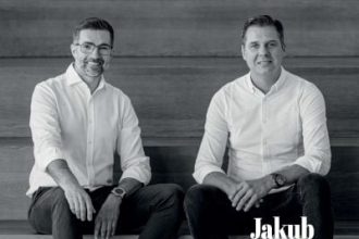 Okładka miesięcznika BIZNES.meble.pl - wydanie styczeń 2024. Na okładce od lewej: Jakub Knobloch i Jakub Jesiołowski, właściciele firmy Motiv Home. Fot. PION STUDIO.