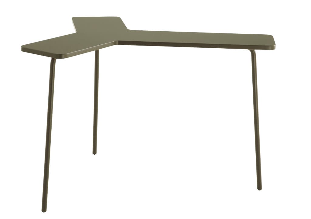 Nietypowy stolik dopasowany jest swoją konstrukcją do sofy „Entailes” (prod. Ligne Roset).