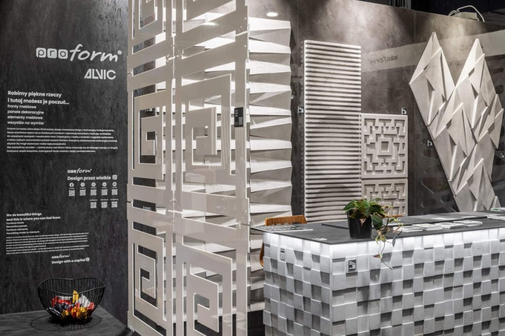 Proform - stoisko firmy ze zbliżeniem na ażurowe panele w kolorze białym na targach Warsaw Home 2024