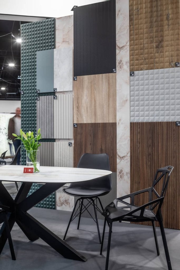 Proform - stoisko firmy na targach Warsaw Home 2024 - panele na sianach i stół