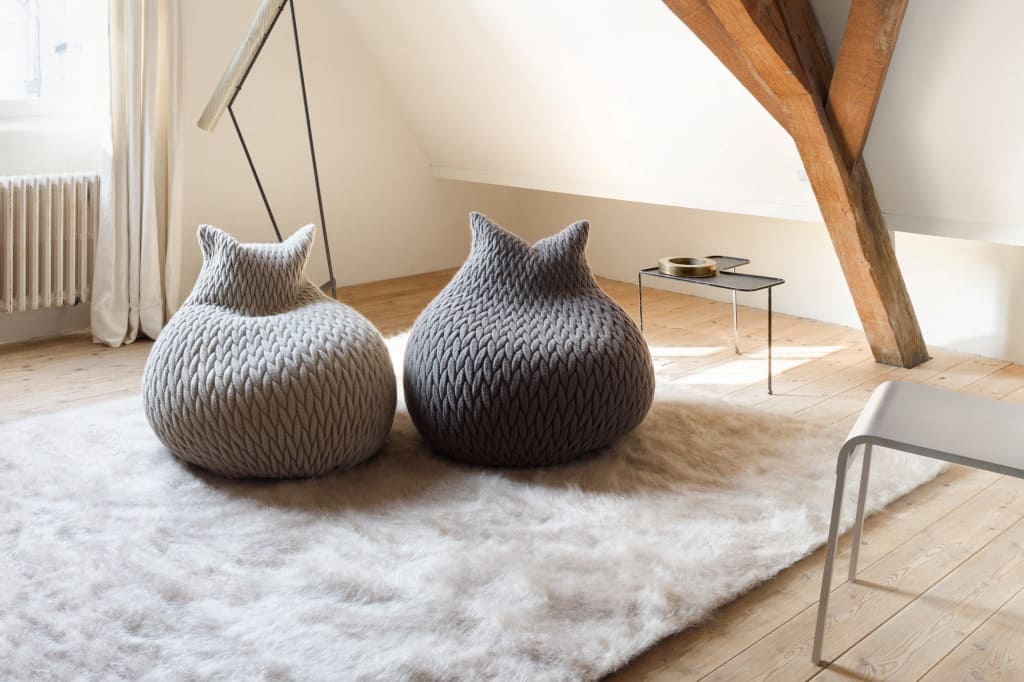 W towarzystwie pufów „Slumber” (proj. Aleksandra Gruca, prod. Casals) niestraszne długie zimowe wieczory – są nie tylko zoomorficzne, ale także przytulne, miękkie, delikatne, tylko nie mruczą…