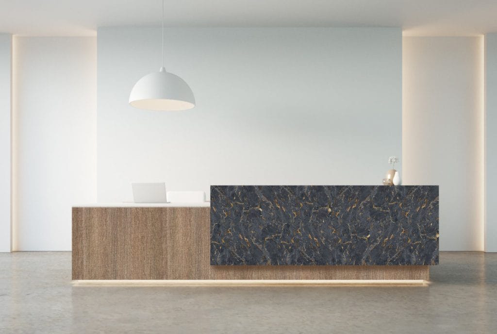 REJS - fornty Dekores w połysku na meblach w recepcji