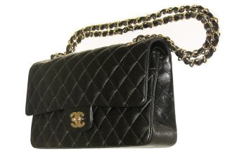 Torebka „Timeless Classic 2.55”, proj. Coco Chanel, Karl Lagerfeld, prod. Chanel (1955/2010) przypomina kształtem czarny kwadrat.