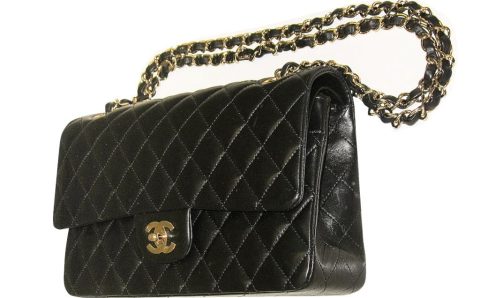 Torebka „Timeless Classic 2.55”, proj. Coco Chanel, Karl Lagerfeld, prod. Chanel (1955/2010) przypomina kształtem czarny kwadrat.
