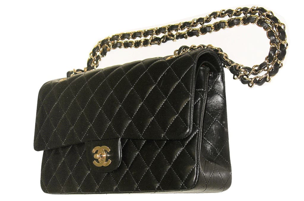 Torebka „Timeless Classic 2.55”, proj. Coco Chanel, Karl Lagerfeld, prod. Chanel (1955/2010) przypomina kształtem czarny kwadrat.