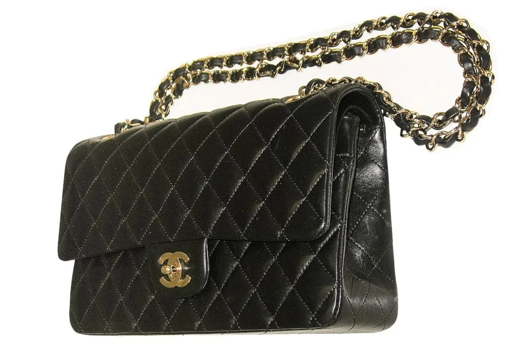 Torebka „Timeless Classic 2.55”, proj. Coco Chanel, Karl Lagerfeld, prod. Chanel (1955/2010) przypomina kształtem czarny kwadrat.