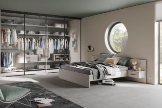 Garderoba Apperia firmy Raumplus ma konstrukcyjne plecy, na których zawieszane są półki, wieszaki oraz szuflady. Dzięki temu model ten nie wymaga bocznych ścianek ani stabilizujących metalowych profili. Apperia charakteryzuje się zatem całkowicie otwartym charakterem, co zapewnia łatwy dostęp do zawartości. Trzy szerokości modułów i maksymalna wysokość do 216 cm pozwalają na łatwe dopasowanie modelu do większości pomieszczeń.