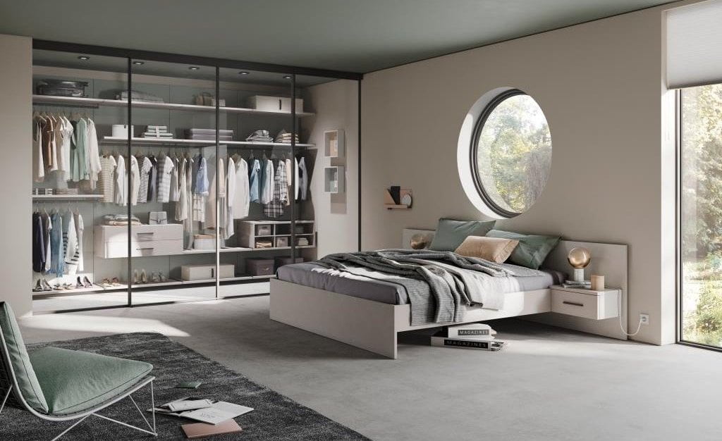 Garderoba Apperia firmy Raumplus ma konstrukcyjne plecy, na których zawieszane są półki, wieszaki oraz szuflady. Dzięki temu model ten nie wymaga bocznych ścianek ani stabilizujących metalowych profili. Apperia charakteryzuje się zatem całkowicie otwartym charakterem, co zapewnia łatwy dostęp do zawartości. Trzy szerokości modułów i maksymalna wysokość do 216 cm pozwalają na łatwe dopasowanie modelu do większości pomieszczeń.