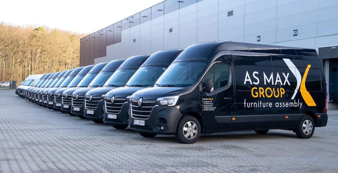 Flota As Max Group. Szereg samochodów stojących przed centrum logistycznym.