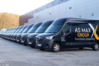 Flota As Max Group. Szereg samochodów stojących przed centrum logistycznym.