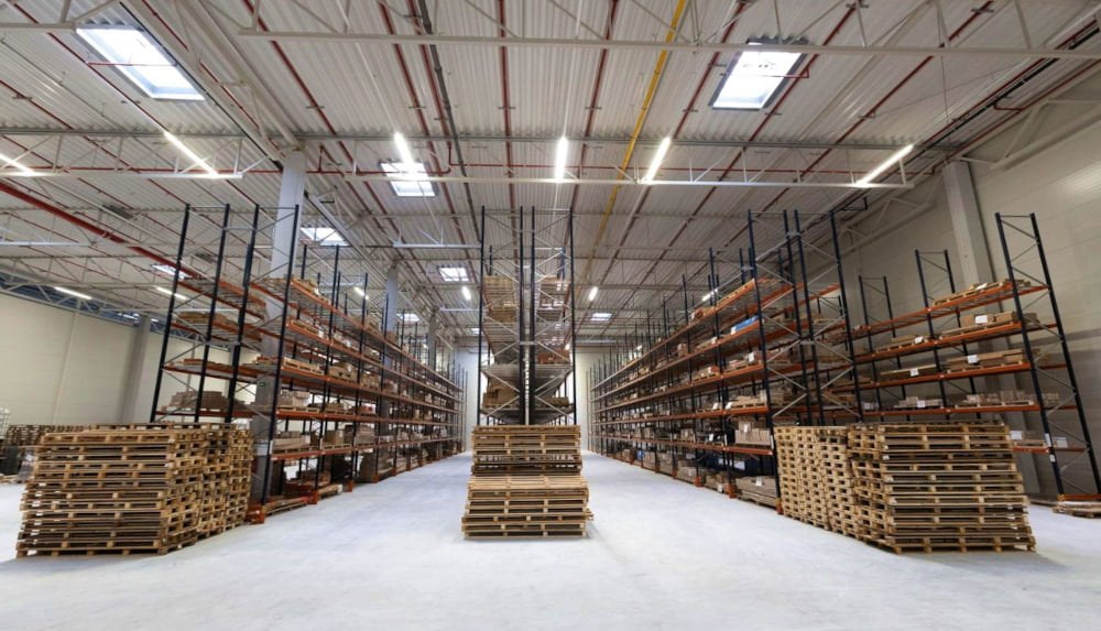 Centrum logistyczne z magazynem pozwalającym na przechowywanie jednocześnie do 5 tys. palet z zamówieniami.
