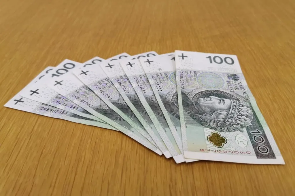 Rozłożone banknoty 100-złotowe.