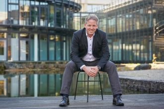 Claus Neuffer nowy członkek Zarządu Schattdecor przed siedzibą firmy Schattdecor.