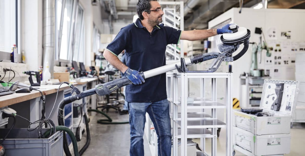 Festool - gwarancja MAX 360 - Pan z elektronarzędziem w zakładzie pracy