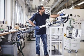 Festool - gwarancja MAX 360 - Pan z elektronarzędziem w zakładzie pracy