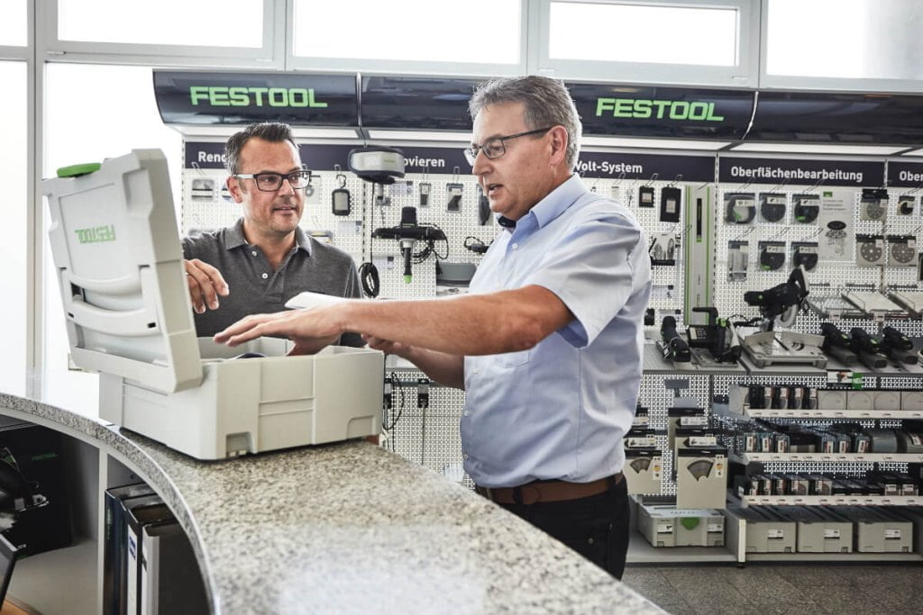 Festool - gwarancja MAX 360 - dwóch panów w zakładzie pracy