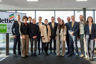 Wspólna pamiątkowa fotografia podczas ceremonii przekazania w Veduggio, siedzibie Grupy Formenti e Giovenzana: przedstawiciele kadry zarządzającej FGV i Grupy Hettich. Na spotkaniu obecny był dr Andreas Hettich oraz byli akcjonariusze Formenti e Giovenzana i ich rodziny.