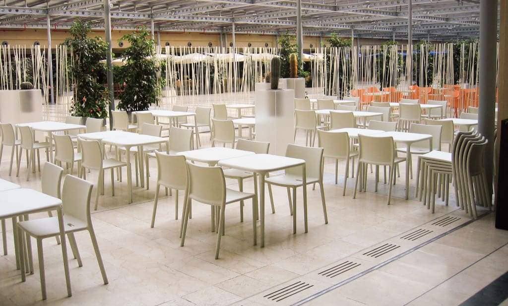 Krzesła „Air”, które Jasper Morrison zaprojektował dla firmy Magis, to przebój barów, kafejek i restauracji na całym świecie – są lekkie, sztaplowane, kolorowe.