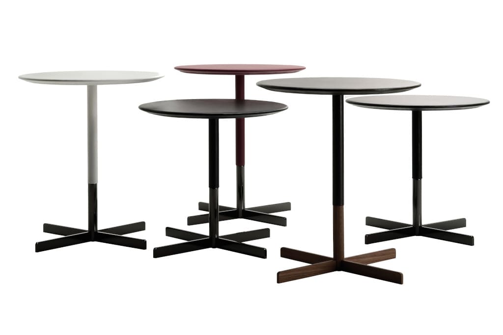 Grupa stolików „Bob” (proj.Jean-Marie Massaud, prod. Poltrona Frau) sprawdzi się na każdym eleganckim bankiecie.