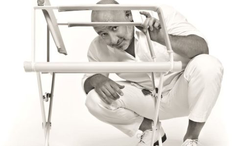 Jean-Marie Massaud ze składanym krzesłem „Seax” (prod. Dedon).