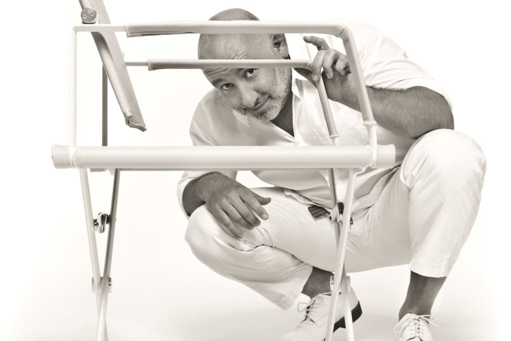 Jean-Marie Massaud ze składanym krzesłem „Seax” (prod. Dedon).