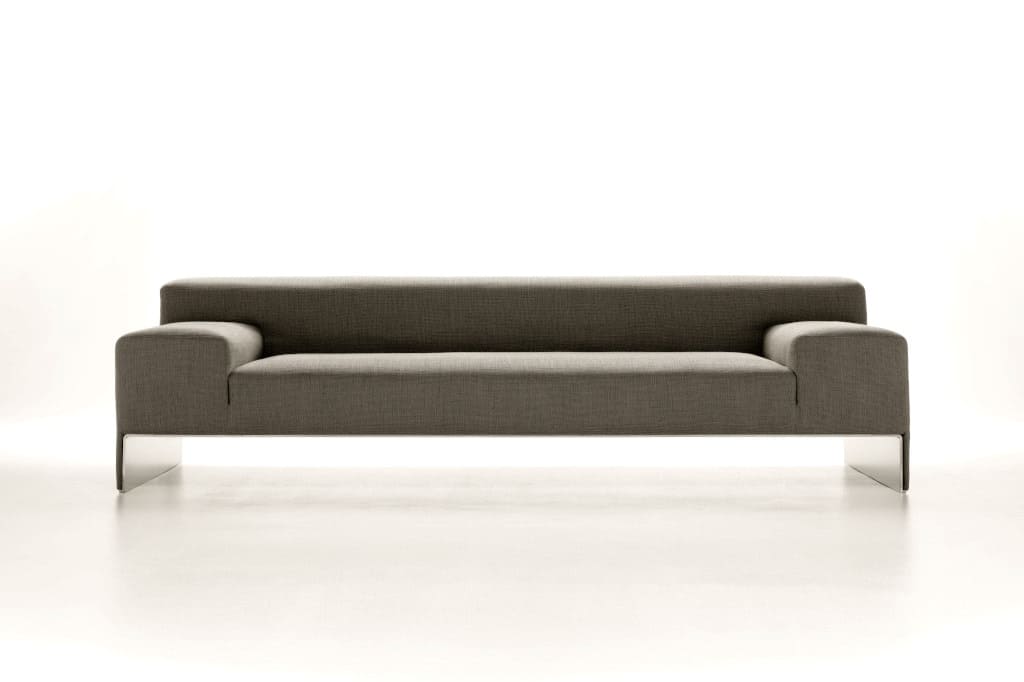 Odpowiednio wyprofilowany arkusz metalu daje ciekawą bazę sofie „Arch” (prod. MDF Italia).