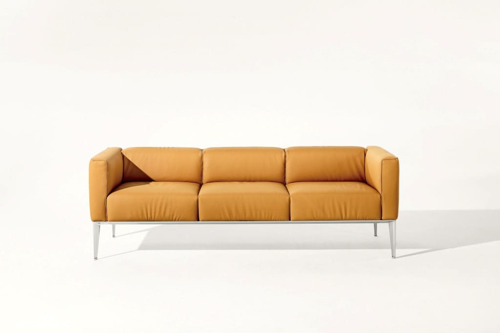 Sofa „Sean” firmy Arper to przykład typowego dla Jean-Marie Massaud`a lekkiego mebla wypoczynkowego.