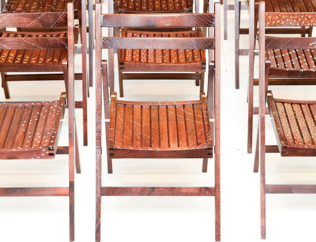 Składane krzesła Manicure Chairs (Droog Design) pomalowane pieczołowicie w subtelne wzorki znane nam z tipsów to połączenie rękodzieła i seryjnej produkcji.