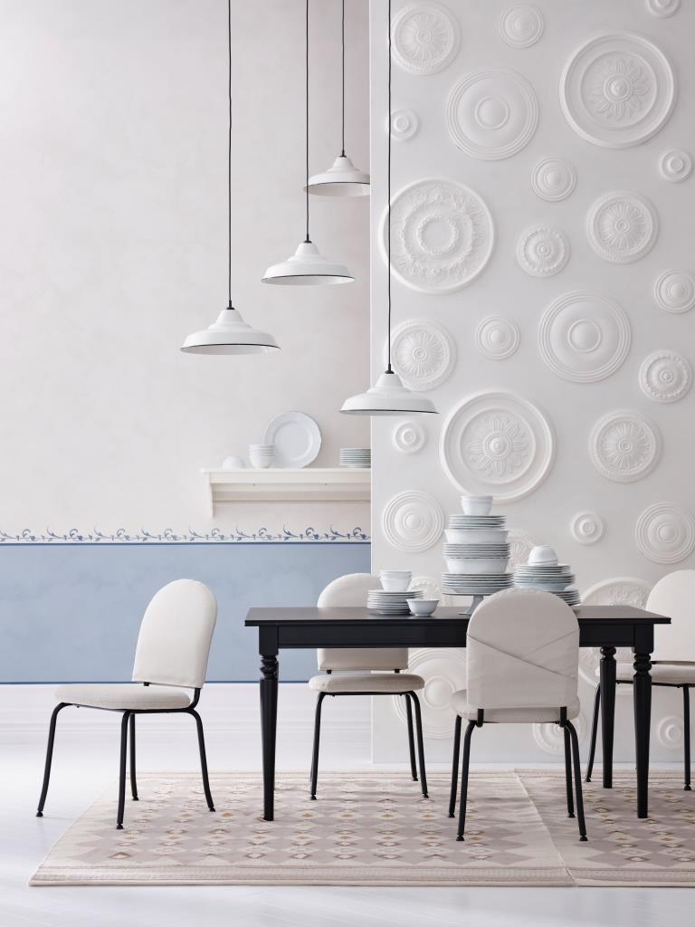 Krzesło EBBALYCKE to nie tylko wygoda. Materiałowe pokrycie łatwo utrzymać w czystości, a ukryta kieszeń z tyłu pomieści serwetki i inne drobiazgi, które warto mieć w zasięgu ręki, kiedy się siada do stołu.