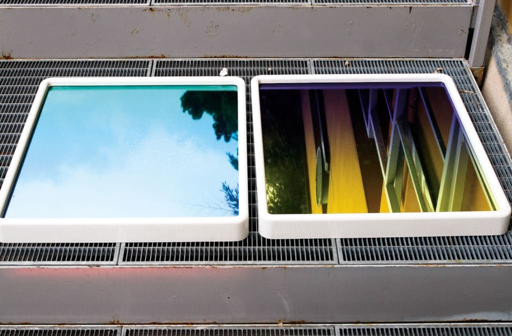 Lustra inspirowane odbiciem nieba w basenie zaprojektował duet Minale Maeda.