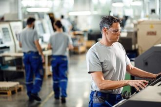 Polska branża meblarska w 2024 roku mierzy się z ogromnymi wyzwaniami gospodarczymi, technologicznymi i geopolitycznymi i zalicza spadki.