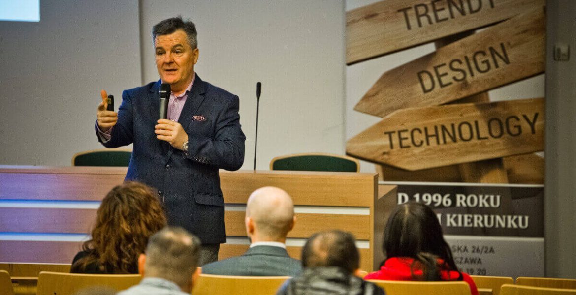 Jerzy Osika na wykłądach na targach Meble Polska 2023