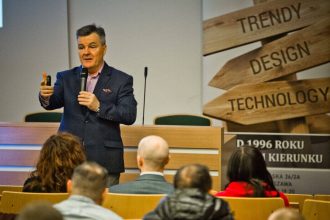 Jerzy Osika na wykłądach na targach Meble Polska 2023