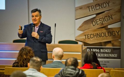 Jerzy Osika podczas wykładów na targach MEBLE POLSKA.