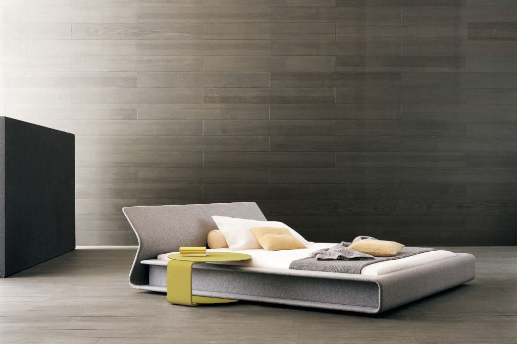 Łóżko „Clip” (prod. Molteni & C) Patricia Urquiola proponuje dla tych, którzy lubią w sypialni spędzać wiele czasu.
