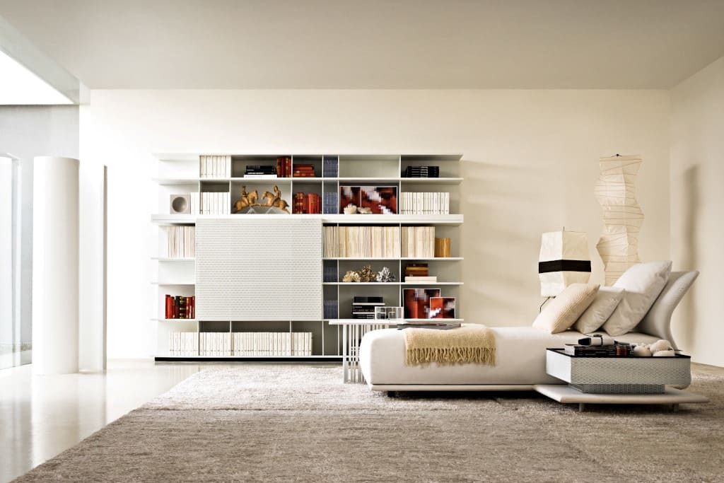 Patricia Urquiola i jej królestwo to meble tapicerowane, ale z projektu regału „Sequence” (prod. Molteni & C.) wywiązała się po mistrzowsku.