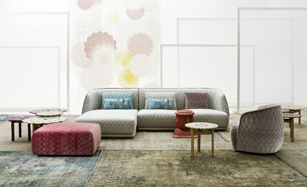 Sofa „Redondo” (prod. Moroso) swoim zaokrąglonym kształtem przypomina ptasie gniazdo.