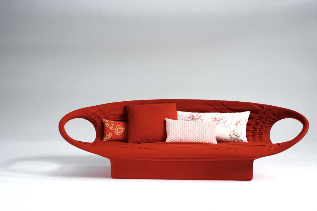 Rola matki bywa inspirująca dla projektantki – staroświeckie szczypanki z dziecięcego kaftanika pozwoliły stworzyć sofę „Smock” (prod. Moroso).