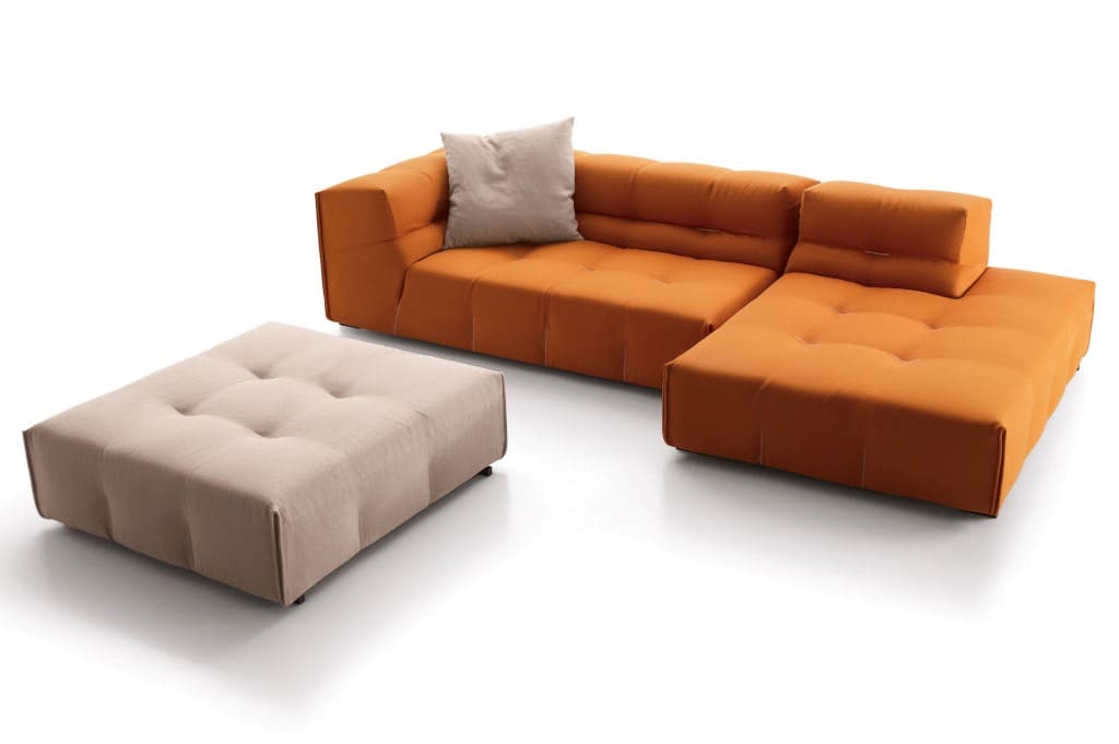 Sofa „Tufty-Too” to młodsza siostra „Tufty” – wielkiego przeboju B & B Italia, którym Patricia Urquiola diametralnie zmienił wzornictwo mieszkaniowych sof.