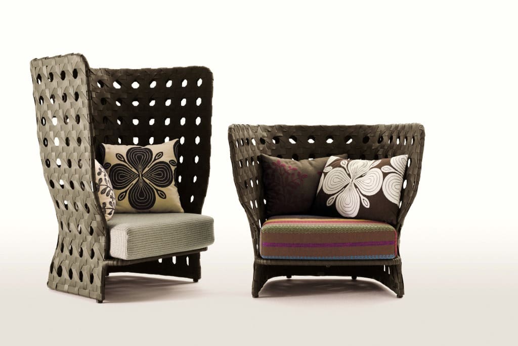 Połączenie ręcznego wyplotu i nowoczesnego syntetycznego materiału przesadza o charakterze ogrodowych sof „Canasta” (prod. B & B Italia Outdoor).