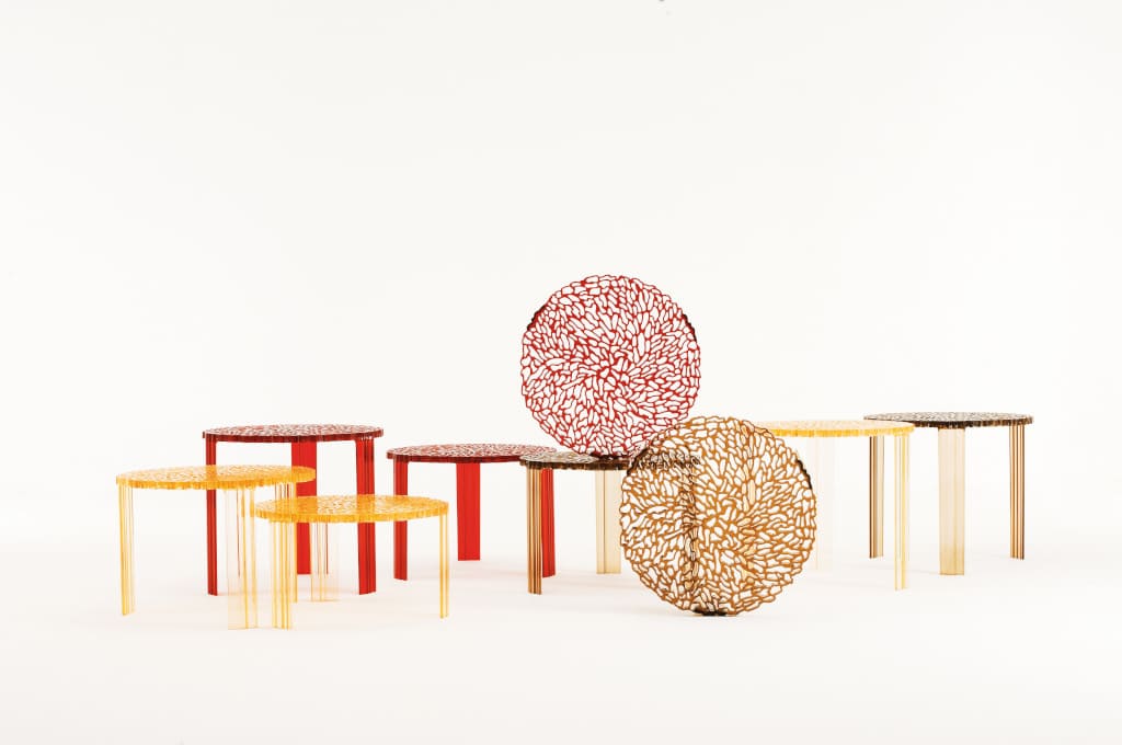 Ażurowy blat sam w sobie stanowi dekorację stolika „T-table” (prod. Kartell).