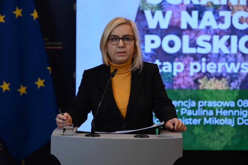 Minister klimatu i środowiska Paulina Hennig-Kloska w trakcie konferencji ws. ograniczenia wycinki drzew na wybranych obszarach Polski.